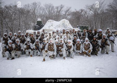 U.S. Marines mit Combat Logistics Regiment 3, 3rd Marine Logistics Group, posieren für ein Foto während der Übung Winter Workhorse 24 auf Combined Arms Training Center Camp Fuji, Japan, 5. Februar 2024. Winter Workhorse ist eine regelmäßig geplante Trainingsübung, die dazu dient, die Kampffähigkeiten in umkämpften Umgebungen zu verbessern. Marine Corps Stockfoto