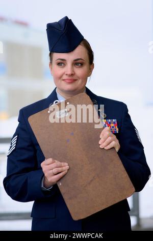 GEMEINSAME BASIS ELMENDORF-RICHARDSON, Alaska - Alaska Air National Guard Tech. Sgt. Cynthia Campbell arbeitet in der 176. Medizinischen Gruppe Klinische Dienste. Campbell meldete sich freiwillig als Richter für Alaskas Junior ROTC-Drill Competition am 17. Februar 2024 an der Anchorage's Service High School. (Alaska Air National Guard Stockfoto