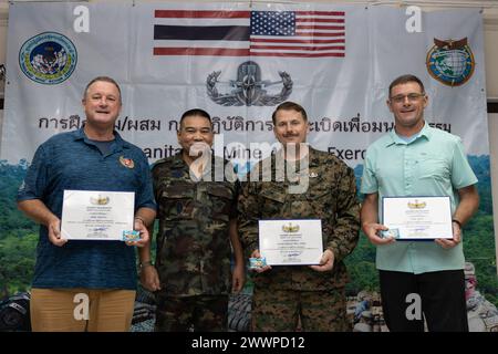 Pierce Draper, Mitte rechts, Leiter des thailändischen Teams mit Sprengstoffvernichtungsanlage (EOD), 9. Ingenieur-Support-Bataillon, 3. Marine Logistics Group, Royal Thai Armed Forces Lt. Nattawut Sabyeroop, Mitte links, Generaldirektor des Thailand Mine Action Center (TMAC), James Shelstad, links, mit der Golden West Foundation, und John Kelsch, rechts, ebenfalls mit der Golden West Foundation, posieren für ein Foto während der Abschlussfeier für den HMA Thailand EOD Level 1-2 Kurs in Fort Bhanurangsi, Ratchaburi, Thailand. Stockfoto