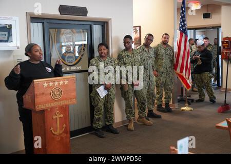 Yorktown, Virginia (22. Februar 2024) Mitglieder des Diversity Committee der Marinewaffenstation Yorktown’s preisgekrönte Scudder Hall Galley teilen ihre Anmerkungen im Rahmen des Black History Month Special Meal. Jeden Februar erinnert die US Navy an den Black History Month und die bedeutende Rolle, die Afroamerikaner in der Vergangenheit und Gegenwart bei der Verteidigung unserer Nation gespielt haben. Ihre Beiträge und ihr Opfer für unsere Nation sind nicht nur ein Teil der afroamerikanischen Geschichte, sondern auch der amerikanischen Geschichte. Marineblau Stockfoto