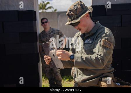 Ian Heuer, ein Techniker für die Entsorgung von Sprengkörpern (EOD) bei der Marine Corps Base Hawaii EOD und gebürtiger Hawaii, zeigt Marines mit dem Hauptquartierbataillon MCBH, die Auswirkungen einer C4-Formladung während einer Abbruchdemonstration als Teil der zweiten Feldübungsübung des Bataillons von 2024, MCBH, Februar 2024. Die IED-Sensibilisierungsschulung umfasste Kurse zur Erkennung und Identifizierung von Sprengkörpern, zum Betrieb von Metalldetektoren und eine Demonstration zur Demonstration von Abrissen, um die Kampfbereitschaft zu erhöhen. Marine Corps Stockfoto