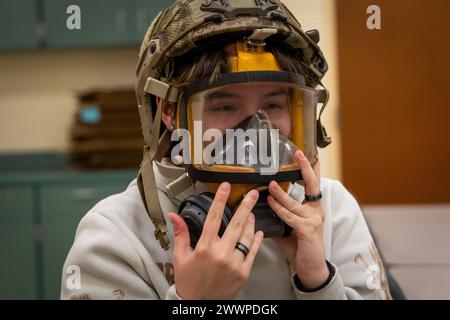 Orange City, Fl. - Techniker der US Navy explosive Ordnance Dispostion (EOD) und Navy Taucher, die der EODMU 12 und der Mobile Diving and Salvage Unit (MDSU) 2 zugewiesen sind, erklären die EOD- und Tauchfähigkeiten der US Navy und zeigen den lokalen Studenten der University High School während der Daytona Beach Navy Week Ausrüstung 2024, 15. Februar 2024. Das Navy Office of Community Outreach veranstaltet jedes Jahr wochenlange Marinewochen in verschiedenen US-Städten, um mit der Öffentlichkeit zu interagieren, die Fähigkeiten der Marine zu zeigen und an Veranstaltungen zur Gemeinschaft teilzunehmen. Marineblau Stockfoto