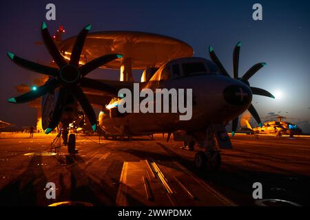 Eine E-2C Hawkeye, die der Airborne Command and Control Squadron (VAW) 116 angehört, sitzt am 24. Februar 2024 auf dem Flugdeck des Flugzeugträgers USS George Washington (CVN 73) der Nimitz-Klasse im Atlantik. George Washington führt TSTA/FEP (Tailored Ships Training Availability and Final Evaluation Problem) durch. TSTA bereitet das Schiff und die Besatzung auf die vollständige Integration in eine Trägerstreikgruppe durch eine Vielzahl von missionskritischen Operationen vor. Marineblau Stockfoto