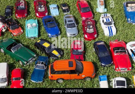 Modellautos, die den Originalen verwechselbar ähnlich aussehen, stehen auf einer Wiese an einem Flohmarkt, 22/08/2015 Stockfoto