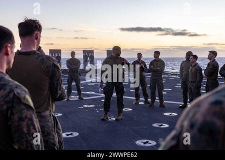 Derrick Pollitt, Staff des U.S. Marine Corps, ein Platoon Sergeant mit dem Bodenkampfelement der 26th Marine Expeditionary Unit (Special Operations Capable) (26 MEU(SOC)), gibt am 5. Februar 2024 eine Sicherheitsunterweisung vor einer Nachtstrecke an Bord eines Dock-Landungsschiffs der harpers-Klasse USS Carter Hall (LSD-50). Die Bataan Amphibious Ready Group, mit der eingeleiteten 26 MEU(SOC), befindet sich im Einsatzgebiet der U.S. Naval Forces Europe, wo sie von der U.S. Sixth Fleet eingesetzt wird, um die Interessen der USA, der Alliierten und der Partner zu verteidigen. Marine Corps Stockfoto