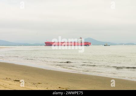 Sao Francisco de Sul, Brasilien - 22. August 2023: Hamburg Sud Containerschiff vom Fort Beach auf der Insel São Francisco do Sul aus gesehen Stockfoto