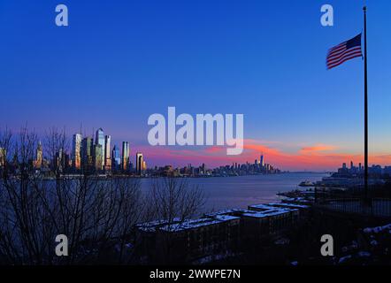 WEEHAWKEN, NJ -18. Februar 2024 - Blick bei Sonnenuntergang auf die Skyline des Ufers in Manhattan, New York, von der anderen Seite des Hudson River in New Jersey. Stockfoto
