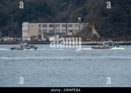 YOKOSUKA, Japan (29. Februar 2024) - Seeleute, die dem Kommandanten, Flottenaktivitäten zugewiesen sind Yokosuka (CFAY) Sicherheitskräfte Hafenpatrouilleneinheit fordern einen Kontakt von Interesse während des Angriffs auf kleine Boote einer Installation Training Team Drill (ITT). Seit mehr als 75 Jahren stellt CFAY Basiseinrichtungen und -Dienste zur Unterstützung der vorwärtsgerichteten Marinestreitkräfte, Pächterkommandos und Tausenden von Militär- und Zivilpersonal und deren Familien bereit, instand zu halten und zu betreiben. Marineblau Stockfoto