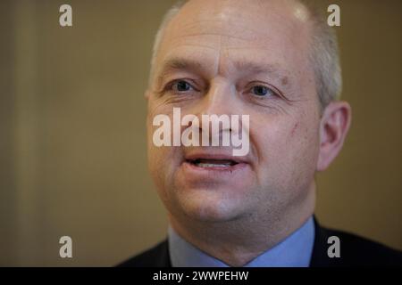 Der konservative Parlamentsabgeordnete Jerome Mayhew sprach im Rahmen eines Besuchs einer parteiübergreifenden Delegation von Parlamentsabgeordneten in Stormont vor den Medien in den Parlamentsgebäuden von Stormont. Bilddatum: Montag, 25. März 2024. Stockfoto