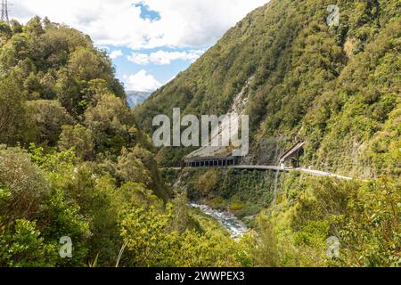 Ein atemberaubender Abschnitt des State Highway 73, auch bekannt als Otira Gorge Road oder Great Alpine of Highway, ist in Westland im Süden Neuseelands Nor zu sehen Stockfoto