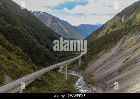 Das atemberaubende Otira-Viadukt am State Highway 73, auch bekannt als Otira Gorge Road oder Great Alpine Highway, ist in Westland im Süden Neuseelands zu sehen. Stockfoto