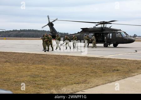 Truppen der norwegischen Heimgarde und der Minnesota National Guard Support Truppen fliegen am 8. Februar 2024 in UH-60 Blackhawk Helicopters vom 2. Bataillon der Minnesota Army National Guard 147th Assault Helicopter Battalion im Camp Ripley Training Center in Little Falls, Minnesota. Die Flüge werden als Luftfahrt durch das Trainingsgebiet nach Abschluss der Ausbildung während der 51. Norwegischen wechselseitigen Truppenbörse angeboten. Stockfoto