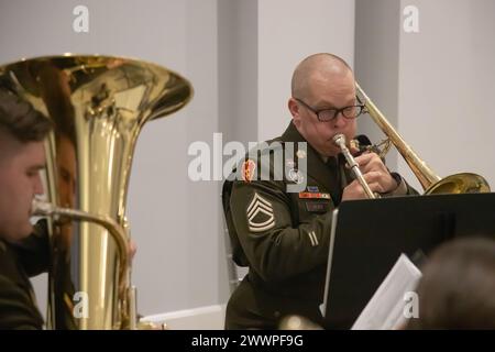 Stephen Reier, Mitglied der 3rd Infantry Division Band, tritt am 2. Februar 2024 mit dem Bläserquintett bei einem Dinner in der griechisch-orthodoxen Kirche der Heiligen Dreifaltigkeit in Charleston, South Carolina auf. Das Abendessen war das letzte große Ereignis für Kadetten am Military College of South Carolina vor dem Abschluss. Armee Stockfoto