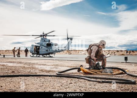 Kaleb Dillard, ein in Tacoma, Washington geborener Spezialist für Massengetreibstoff bei der Marine Wing Support Squadron 271, Marine Aircraft Group 14, 2nd Marine Aircraft Wing, kommentiert den Treibstoffstand während einer Marine Air-Ground Task Force Warfight Übung im Rahmen der Service Level Training Übung 2-24 in Camp Wilson. Marine Corps Air-Ground Combat Center, Twentynine Palms, Kalifornien, 19. Februar 2024. MWX ist der Höhepunkt für SLTE 2-24, der die betrieblichen Fähigkeiten und die Letalität von Servicemitarbeitern in den USA und verwandten Servicemitarbeitern als MAGTF verbessert. Marine Corps Stockfoto