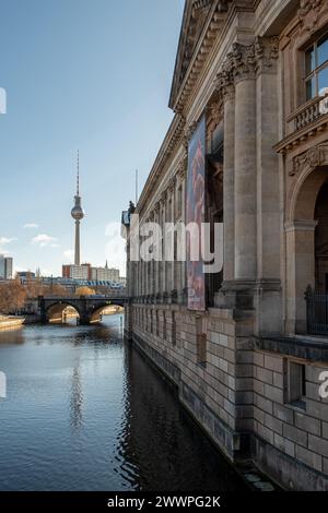 Ein malerischer Blick auf die Museumsinsel mit dem berühmten Alexanderplatz in der Ferne. Stockfoto