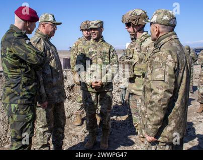 Patrick Gerrity, Kommandeur der Bravo Battery, 1. Bataillon, 9. Feldartillerie-Regiment (Battleking), interagiert mit der US-Armee, Türkiye Land Forces und hochrangigen Offizieren der Tschechischen Republik, während sie während der Übung Dynamic Front 24 im Polatlı Training Area, Türkiye, 19. Februar 2024 verschiedene Schießpositionen besuchen. Exercise Dynamic Front 24 ist eine 56th Artillery Command-geführte Feuerübung in Deutschland und Türkiye. Artilleriesoldaten trainieren in einer gemeinsamen Umgebung, wobei der Schwerpunkt auf Feuerinteroperabilität, Kommandoführung und Kontrolle zwischen Mu liegt Stockfoto