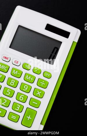 Taschenrechner auf schwarzem Hintergrund Stockfoto