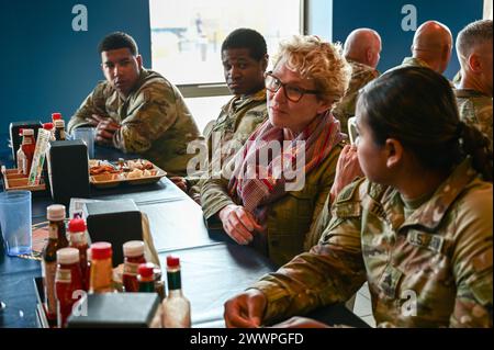 Chrissy Houlahan, die US-Repräsentantin Chrissy Houlahan, begleitet Soldaten der Task Force Paxton, Pennsylvania National Guard, zum Mittagessen während eines Besuchs der Kongressdelegation in Camp Lemonnier, Djibouti, 19. Februar 2024. Houlahan führt aufschlussreiche Gespräche mit Soldaten, um Verständnis und Verbindung zu fördern. Armee-Nationalgarde Stockfoto