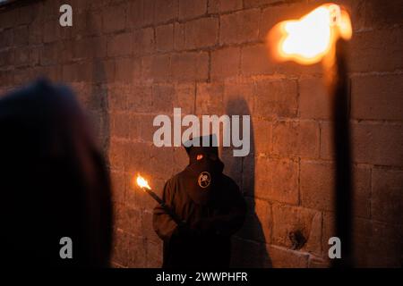 Barcelona, Barcelona, Spanien. März 2024. Die Prozession des guten Todes durchquert das Zentrum von Barcelona während des Palmensonntags der Karwoche. Die Karwoche ist das jährliche christliche Gedenken an die Passion Christi. (Kreditbild: © Marc Asensio Clupes/ZUMA Press Wire) NUR REDAKTIONELLE VERWENDUNG! Nicht für kommerzielle ZWECKE! Stockfoto