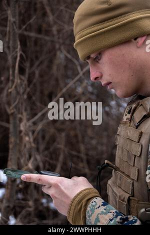 Jessie Owens, eine Kampfingenieurin im 9. Engineer Support Battalion, 3. Marine Logistics Group, verwendet einen Kompass, während sie während des Warrior Shield 24 in der US Army Garrison Casey, Südkorea, am 28. Februar 2024 an einem Landnavigationskurs teilnimmt. Warrior Shield 24 ist eine jährliche gemeinsame Übung in Südkorea, die die kombinierten Verteidigungsfähigkeiten der ROK-US-Streitkräfte stärkt. Diese routinemäßige, regelmäßig geplante Übung vor Ort bietet die ROK-U.S. Nutzt die Gelegenheit, kombinierte Operationen zu Proben, Wissen auszutauschen und die Stärke und zu demonstrieren Stockfoto