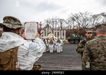 Major Ruben Soto, Oberster Major des Combat Logistics Regiments 3, 3. Marine Logistics Group, liest einen Beförderungsbefehl während der Übung Winter Workhorse 24 auf dem Combined Arms Training Center Camp Fuji, Japan, 5. Februar 2024. Winter Workhorse ist eine regelmäßig geplante Trainingsübung, die dazu dient, die Kampffähigkeiten in umkämpften Umgebungen zu verbessern. Marine Corps Stockfoto