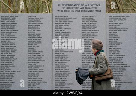 Die Prinzessin Royal im Lockerbie Air Disaster Memorial im Lockerbie Garden of Remembrance, Dryfesdale Cemetery, Lockerbie, Dumfries. Bilddatum: Montag, 25. März 2024. Stockfoto