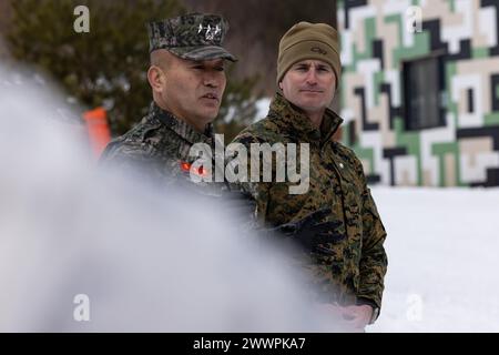 Der Kommandant des Marine Corps der Republik Korea, Oberleutnant General Kim Gye-hwan, links, und Christopher Macak, rechts, sprechen über die bilaterale Ausbildung, die während der Korea Viper 24,1 in Pyeongchang, Republik Korea, am 14. Februar 2024 stattfindet. Korea Viper demonstriert in seiner ersten Version die Fähigkeit des ROK-US Marine Corps, in der Region als einzigartige, vereinte Kraft entschieden zu reagieren und gleichzeitig die Beziehungen und das Vertrauen zwischen den beiden Verbündeten zu stärken. Die Marines sind beim 2. Bataillon, 7. Marines. 2/7 wird im Indo-Pazifik unter 4. Marine-Regiment, 3. Marine Division AS eingesetzt Stockfoto