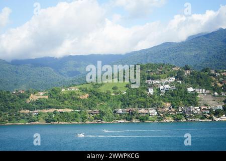 Ilhabela, Sao Pablo, Brasilien. Februar 2024. Ilhabela, Brasilien, von einem Boot aus (Kreditbild: © Julieta Ferrario/ZUMA Press Wire) NUR REDAKTIONELLE VERWENDUNG! Nicht für kommerzielle ZWECKE! Stockfoto