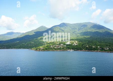 Ilhabela, Sao Pablo, Brasilien. Februar 2024. Ilhabela, Brasilien, von einem Boot aus (Kreditbild: © Julieta Ferrario/ZUMA Press Wire) NUR REDAKTIONELLE VERWENDUNG! Nicht für kommerzielle ZWECKE! Stockfoto