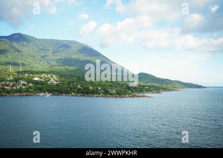 Ilhabela, Sao Pablo, Brasilien. Februar 2024. Ilhabela, Brasilien, von einem Boot aus (Kreditbild: © Julieta Ferrario/ZUMA Press Wire) NUR REDAKTIONELLE VERWENDUNG! Nicht für kommerzielle ZWECKE! Stockfoto