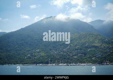 9. Februar 2024: Ilhabela, Brasilien, von einem Boot aus (Kreditbild: © Julieta Ferrario/ZUMA Press Wire) NUR REDAKTIONELLE VERWENDUNG! Nicht für kommerzielle ZWECKE! Stockfoto