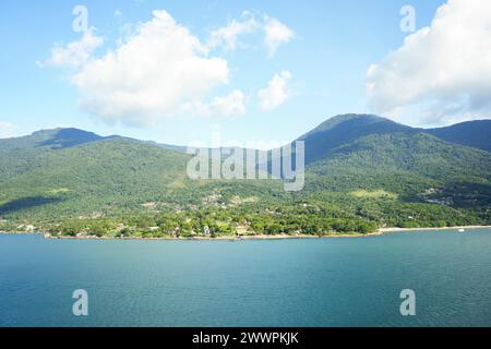 Ilhabela, Sao Pablo, Brasilien. Februar 2024. Ilhabela, Brasilien, von einem Boot aus (Kreditbild: © Julieta Ferrario/ZUMA Press Wire) NUR REDAKTIONELLE VERWENDUNG! Nicht für kommerzielle ZWECKE! Stockfoto