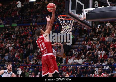 Mailand, Italien. März 2024. Italien, Mailand, 24. märz 2024: Devon Hall (Armani) erzielt im 4. Quartal 2 Punkte in der Farbe während des Basketballspiels EA7 Emporio Armani Milan vs Napoli Basket, LBA 2023-2024 Day 24.EA7 Emporio Armani Milan vs Napoli Basket, Lega Basket Serie A 2023/2024 Day 24 im Mediolanum Forum am 24. märz 2024 (Kreditbild: © Fabrizio Andrea Bertani/Pacific Press Via ZUMA Press Wire) NUR REDAKTIONELLE VERWENDUNG! Nicht für kommerzielle ZWECKE! Stockfoto