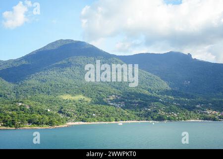 Ilhabela, Sao Pablo, Brasilien. Februar 2024. Ilhabela, Brasilien, von einem Boot aus (Kreditbild: © Julieta Ferrario/ZUMA Press Wire) NUR REDAKTIONELLE VERWENDUNG! Nicht für kommerzielle ZWECKE! Stockfoto