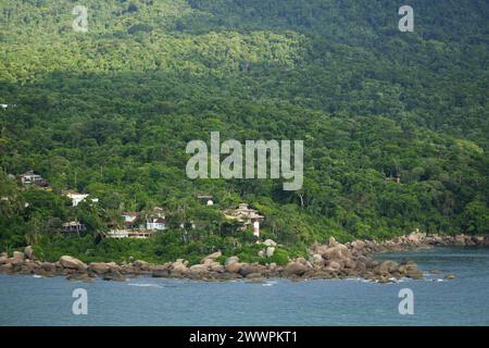 Ilhabela, Sao Pablo, Brasilien. Februar 2024. Ilhabela, Brasilien, von einem Boot aus (Kreditbild: © Julieta Ferrario/ZUMA Press Wire) NUR REDAKTIONELLE VERWENDUNG! Nicht für kommerzielle ZWECKE! Stockfoto