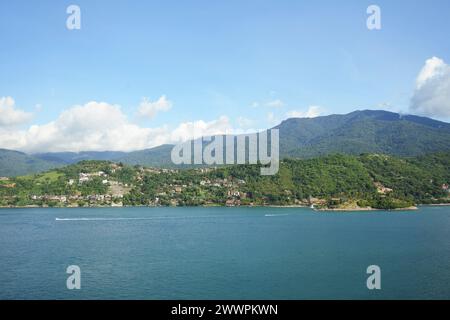 Ilhabela, Sao Pablo, Brasilien. Februar 2024. Ilhabela, Brasilien, von einem Boot aus (Kreditbild: © Julieta Ferrario/ZUMA Press Wire) NUR REDAKTIONELLE VERWENDUNG! Nicht für kommerzielle ZWECKE! Stockfoto