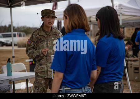 Der 2. Lieutenant Genevieve Tang der US-Armee, der dem 61. Quartermaster-Bataillon zugeteilt wurde, berichtet zwei ROTC-Kadetten von der Sam Houston State University über die Pflichten eines Offiziers im Quartermaster Corps während des Texas A&M Meet Your Army Day Events am 8. Februar 2024 in College Station, Texas. Während des „Meet Your Army Day“ können sich ROTC Cadets, JROTC Cadets sowie Texas A&M Studenten mit Soldaten treffen und mehr über die Jobs und Möglichkeiten erfahren, die den Armeeoffizieren angeboten werden, sobald sie in dienst gestellt haben. Armee Stockfoto