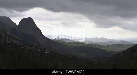 Berge, Tajo de Gomer, neben dem Tajos del Fraile, oder die Pyrenäen von Malaga, mit weiteren Bergen in der Ferne, Spanien Stockfoto
