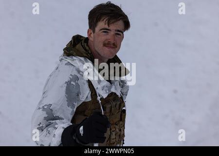 Tyler Michaelson bereitet sich auf die Skitechnik während der Korea Viper 24,1 in Pyeongchang, Republik Korea, am 14. Februar 2024 vor. Das Training vermittelt Marines verschiedene Skitechniken, Bergbewegungen und Überlebensfähigkeiten in einer strengen Umgebung bei kaltem Wetter. Korea Viper demonstriert in seiner ersten Version die Fähigkeit des ROK-US Marine Corps, in der Region als einzigartige, vereinte Kraft entschieden zu reagieren und gleichzeitig die Beziehungen und das Vertrauen zwischen den beiden Verbündeten zu stärken. Michaelson, ein gebürtiger New Yorker, ist ein Schützling des 2. Bataillons, 7. Marines. 2/7 ist Forward de Stockfoto