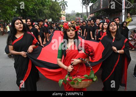 Dhaka, Bangladesch. März 2024. Mitglieder der Prachyanat School of Acting and Design nehmen an der jährlichen Lal Jatra-Prozession und Straßenaufführung Teil, um die Märtyrer des Völkermords von Bangladesch 1971 am 25. März 2023 in Dhaka, Bangladesch, zu ehren. Der nationale Völkermord-Tag wird jährlich begangen, um den Opfern der Operation Searchlight zu gedenken, die die pakistanische Armee am 25. März 1971 in Bangladesch durchführte. Quelle: Mamunur Rashid/Alamy Live News Stockfoto