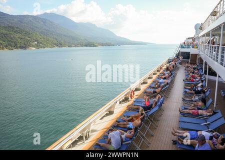 Ilhabela, Sao Pablo, Brasilien. Februar 2024. Ilhabela, Brasilien, von einem Boot aus (Kreditbild: © Julieta Ferrario/ZUMA Press Wire) NUR REDAKTIONELLE VERWENDUNG! Nicht für kommerzielle ZWECKE! Stockfoto