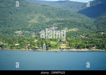 Ilhabela, Sao Pablo, Brasilien. Februar 2024. Ilhabela, Brasilien, von einem Boot aus (Kreditbild: © Julieta Ferrario/ZUMA Press Wire) NUR REDAKTIONELLE VERWENDUNG! Nicht für kommerzielle ZWECKE! Stockfoto