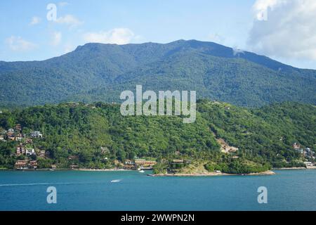 Ilhabela, Sao Pablo, Brasilien. Februar 2024. Ilhabela, Brasilien, von einem Boot aus (Kreditbild: © Julieta Ferrario/ZUMA Press Wire) NUR REDAKTIONELLE VERWENDUNG! Nicht für kommerzielle ZWECKE! Stockfoto