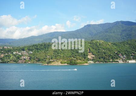 Ilhabela, Sao Pablo, Brasilien. Februar 2024. Ilhabela, Brasilien, von einem Boot aus (Kreditbild: © Julieta Ferrario/ZUMA Press Wire) NUR REDAKTIONELLE VERWENDUNG! Nicht für kommerzielle ZWECKE! Stockfoto