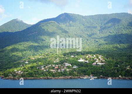 Ilhabela, Sao Pablo, Brasilien. Februar 2024. Ilhabela, Brasilien, von einem Boot aus (Kreditbild: © Julieta Ferrario/ZUMA Press Wire) NUR REDAKTIONELLE VERWENDUNG! Nicht für kommerzielle ZWECKE! Stockfoto