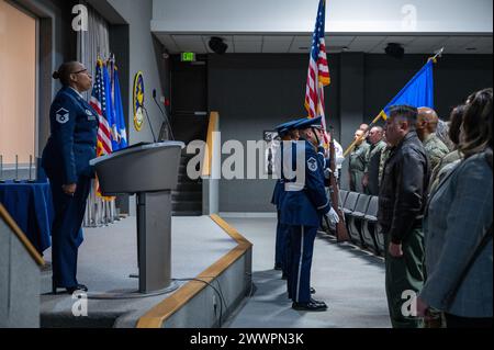 Master Sgt. Elizabeth Majors, 434th Air Taneling Wing Superintendent für religiöse Angelegenheiten, singt die Nationalhymne vor der jährlichen Preisverleihung 2023 auf der Grissom Air Reserve Base, Ind., 4. Februar 2024. Luftwaffe Stockfoto