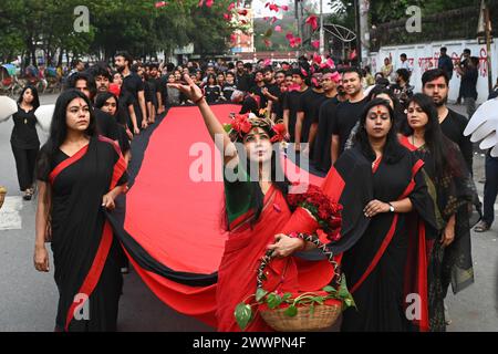 Dhaka, Bangladesch. März 2024. Mitglieder der Prachyanat School of Acting and Design nehmen an der jährlichen Lal Jatra-Prozession und Straßenaufführung Teil, um die Märtyrer des Völkermords von Bangladesch 1971 am 25. März 2023 in Dhaka, Bangladesch, zu ehren. Der nationale Völkermord-Tag wird jährlich begangen, um den Opfern der Operation Searchlight zu gedenken, die die pakistanische Armee am 25. März 1971 in Bangladesch durchführte. Quelle: Mamunur Rashid/Alamy Live News Stockfoto