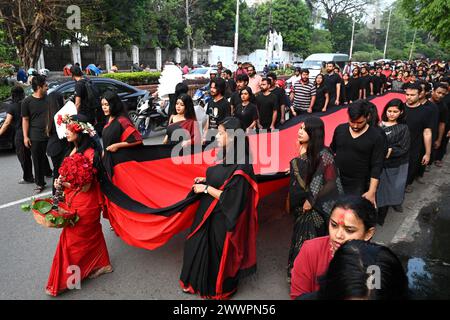 Dhaka, Bangladesch. März 2024. Mitglieder der Prachyanat School of Acting and Design nehmen an der jährlichen Lal Jatra-Prozession und Straßenaufführung Teil, um die Märtyrer des Völkermords von Bangladesch 1971 am 25. März 2023 in Dhaka, Bangladesch, zu ehren. Der nationale Völkermord-Tag wird jährlich begangen, um den Opfern der Operation Searchlight zu gedenken, die die pakistanische Armee am 25. März 1971 in Bangladesch durchführte. Quelle: Mamunur Rashid/Alamy Live News Stockfoto