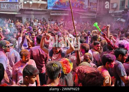 Puschkar, Rajasthan, Indien. März 2024. Das India Holi Festival wurde in Puschkar gefeiert. Während der Feierlichkeiten zum Holi, dem Hindufest der Farben, tanzen die Nachtschwärmer, während sie mit farbigem Puder spielen. Es bringt Freude und lebendige Energie für die Menschen und hat eine große Bedeutung in der hinduistischen Kultur. Dieses Festival wird auf der ganzen Welt mit großer Freude und Begeisterung gefeiert. Die Menschen feiern Holi, indem sie sich in Farben engagieren, tanzen und singen, und genießen den Geist der Liebe. Quelle: ZUMA Press, Inc./Alamy Live News Stockfoto