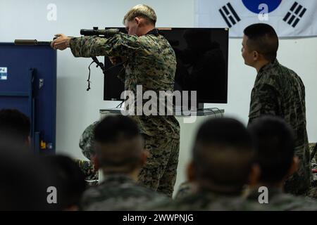 Niko Tila demonstriert, wie man während der Korea Viper 24,1 im Hauptquartier der 1. Marine-Infanterie-Division der Republik Korea am 5. Februar 2024 ein automatisches M27-Infanteriegewehr bedient. Korea Viper demonstriert in seiner ersten Version die Fähigkeit des ROK-US Marine Corps, in der Region als einzigartige, vereinte Kraft entschieden zu reagieren und gleichzeitig die Beziehungen und das Vertrauen zwischen den beiden Verbündeten zu stärken. Tila, gebürtig aus Oregon, ist ein Schützling des 2. Bataillons der 7. Marines. 2/7 wird im Indo-Pazifik unter 4. Marine-Regiment, 3. Marine Division als Par eingesetzt Stockfoto